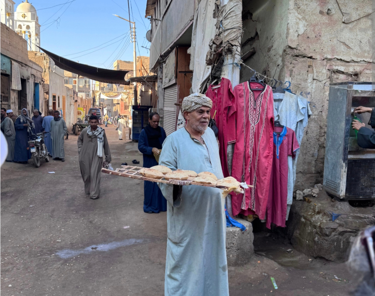 На деревенской улице Египта. Найдите хоть одного без галабеи. 
