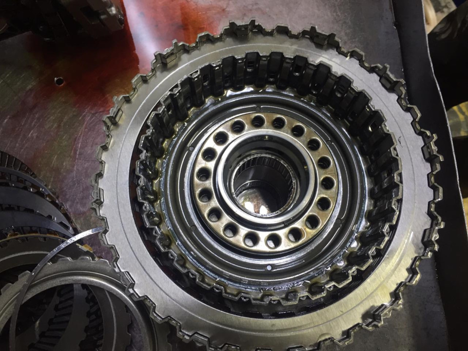 Корпус двойного сцепления – внутри один пакет, снаружи – второй.