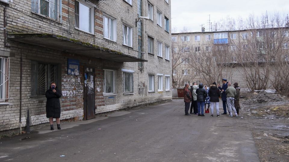    Прокурор г. Новоалтайска встретился с жителями проблемного дома . Источник: Виталий Барабаш