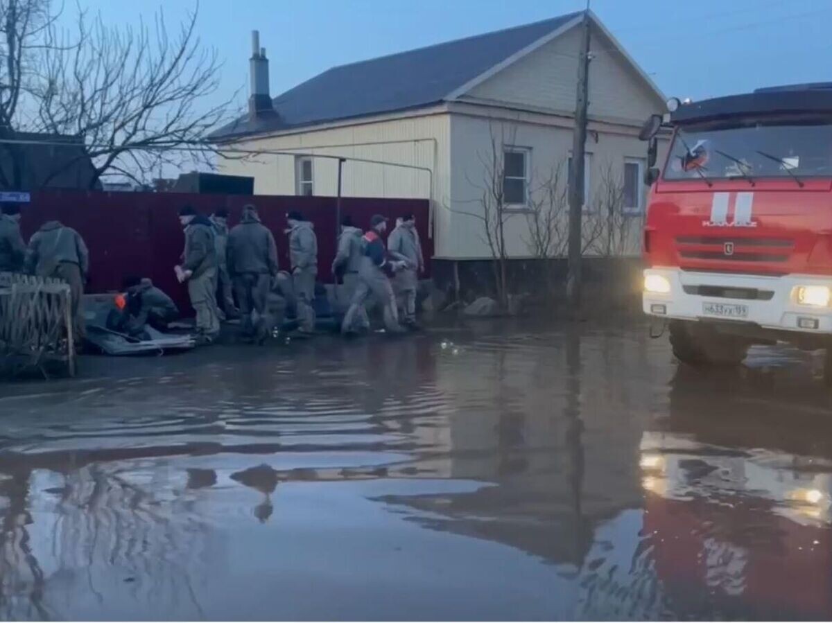    Эвакуация жителей Орска Оренбургской области© Фото : МЧС Оренбургской области