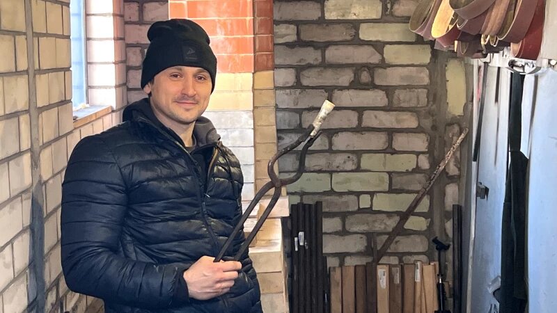     В мастерской «Добрая кузница» Максима Литвиненко, кузнеца из Барнаула. Софья Комарова