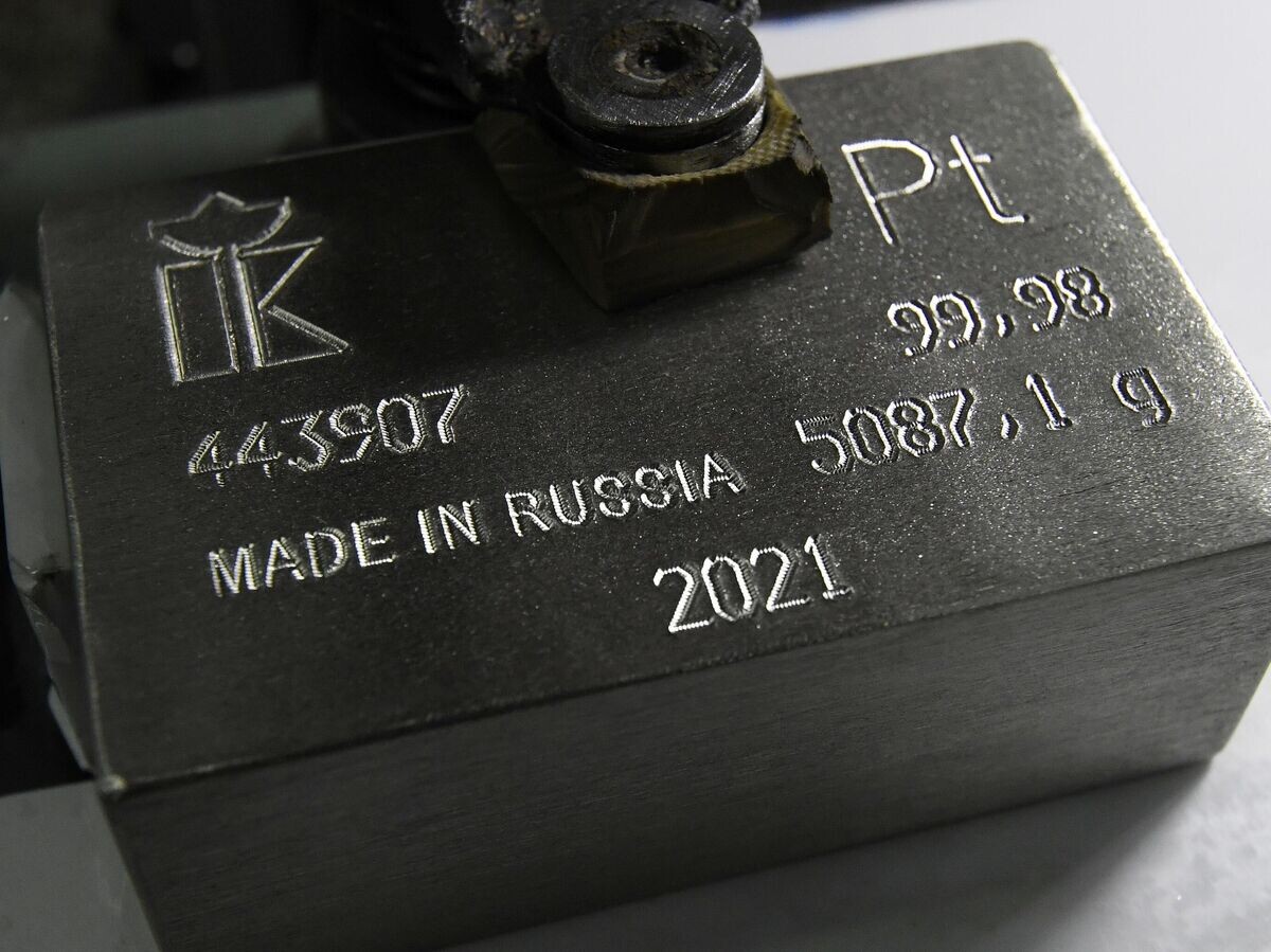    Маркировка слитка платины высшей пробы 99,98 процентов чистоты на Красноярском заводе цветных металлов имени В. Н. Гулидова "Красцветмет" © РИА Новости / Илья Наймушин