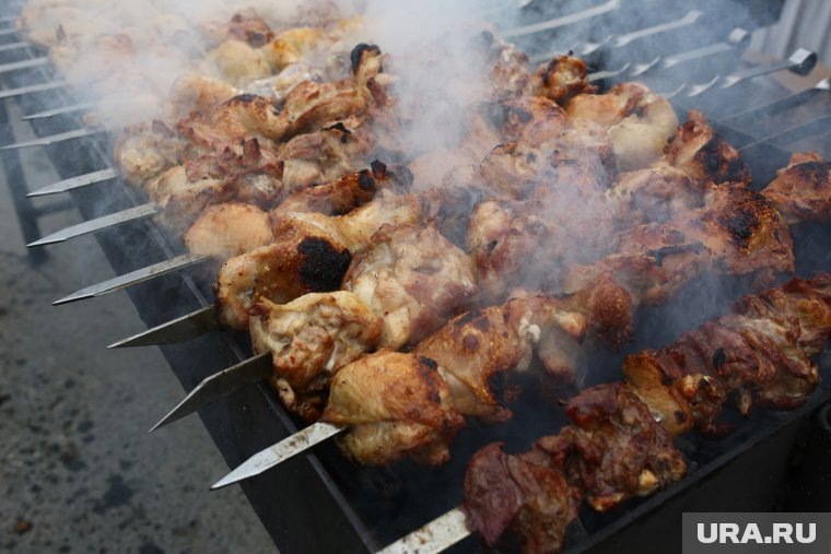    Жарить шашлыки во дворе жилого дома нельзя