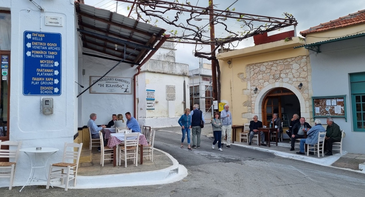 Вот такой "хаб" в центре деревни Гавалохори. Направо пойдешь - в музей попадешь, налево - к венецианским аркам)