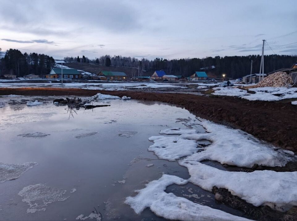    Временная объездная дорога через реку Ынырга. Источник: Горно-Алтайавтодор