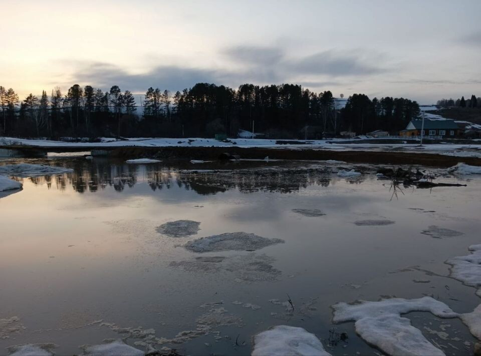   Временная объездная дорога через реку Ынырга. Источник: Горно-Алтайавтодор