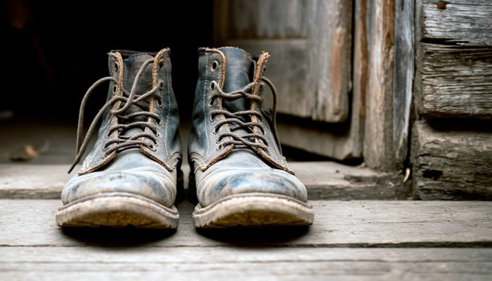 Старую обувь выносили из дома носками вперед. Фото: "Шедеврум"