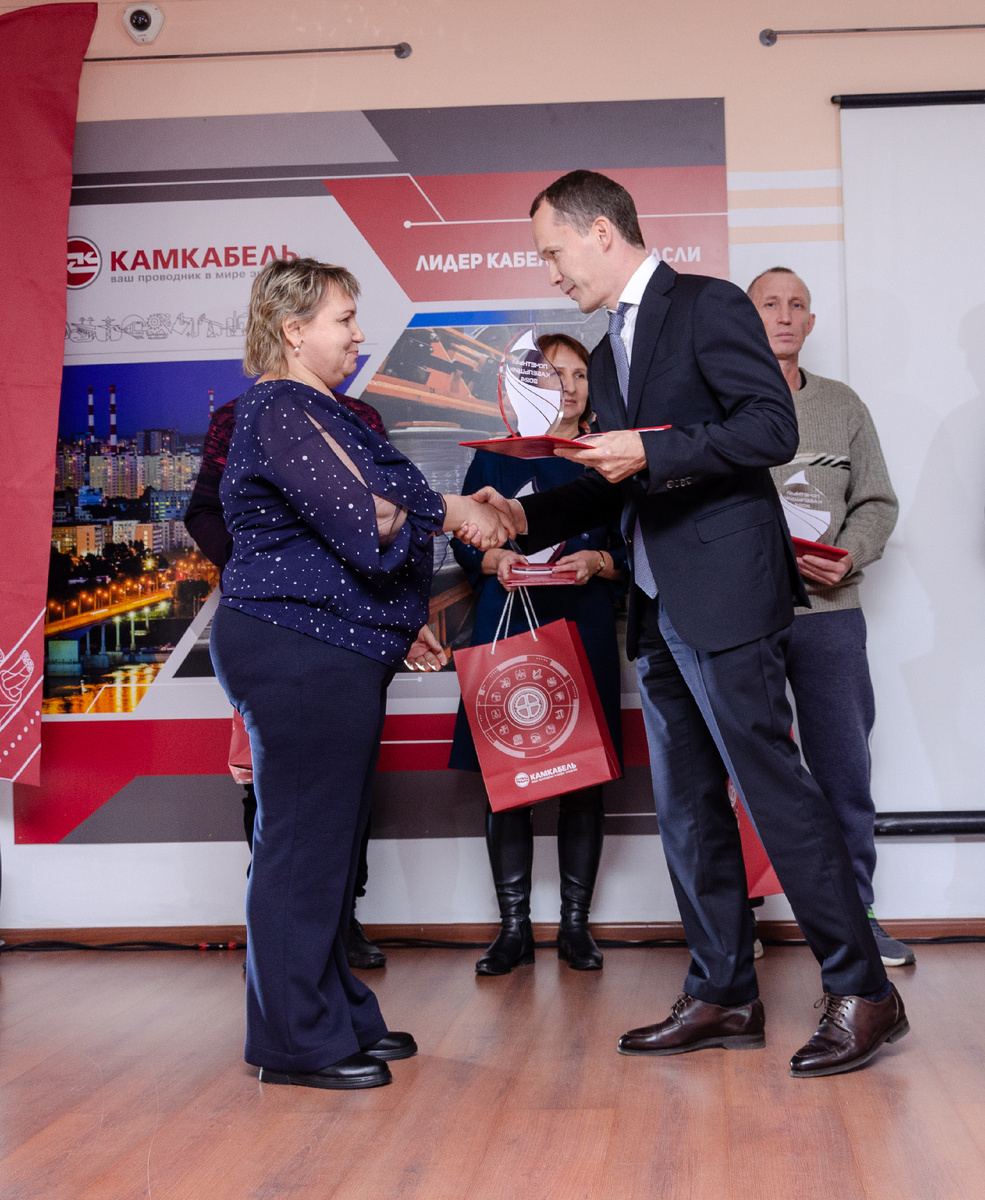 Высшую корпоративную награду Е. Ю. Денисовой вручил генеральный директор А. П. Бузилов 