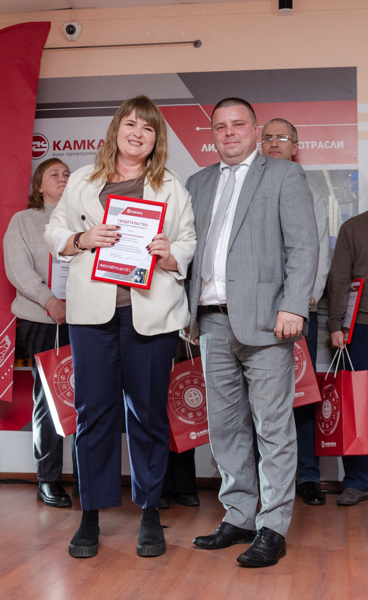 Свидетельство о занесении портрета на Доску почета К. В. Зубовой вручил заместитель директора по производству А.В. Касимов. 25.10.2024 г.