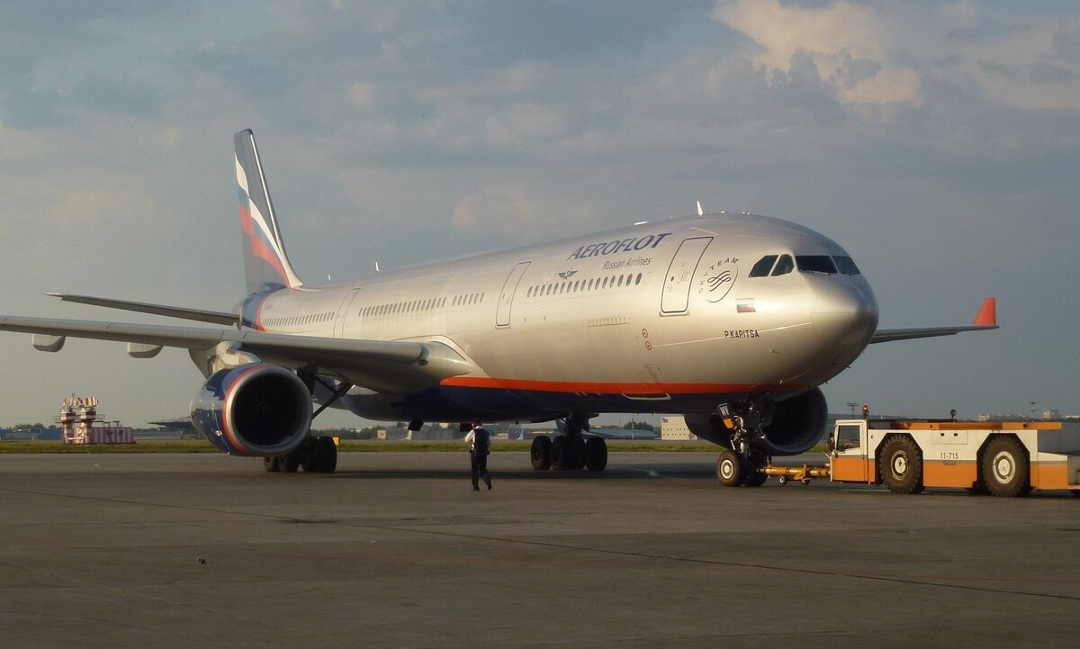 Широкофюзеляжный пассажирский самолёт "Аэробус-330-300" в фирменной ливрее авиакомпании "Аэрофлот". 