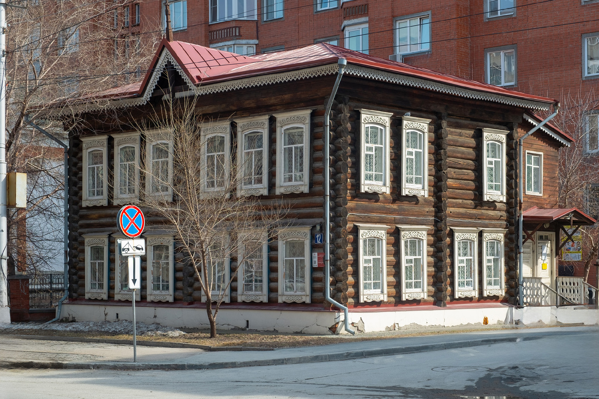 Памятник деревянного зодчества по ул. Сибревкома 12. Новосибирск. Фотография - www.openmainphoto.ru