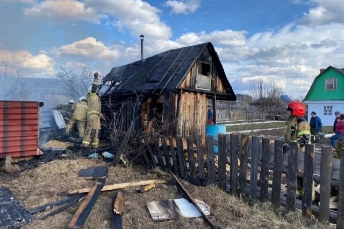    11 пожаров потушили в Свердловской области, один человек погиб