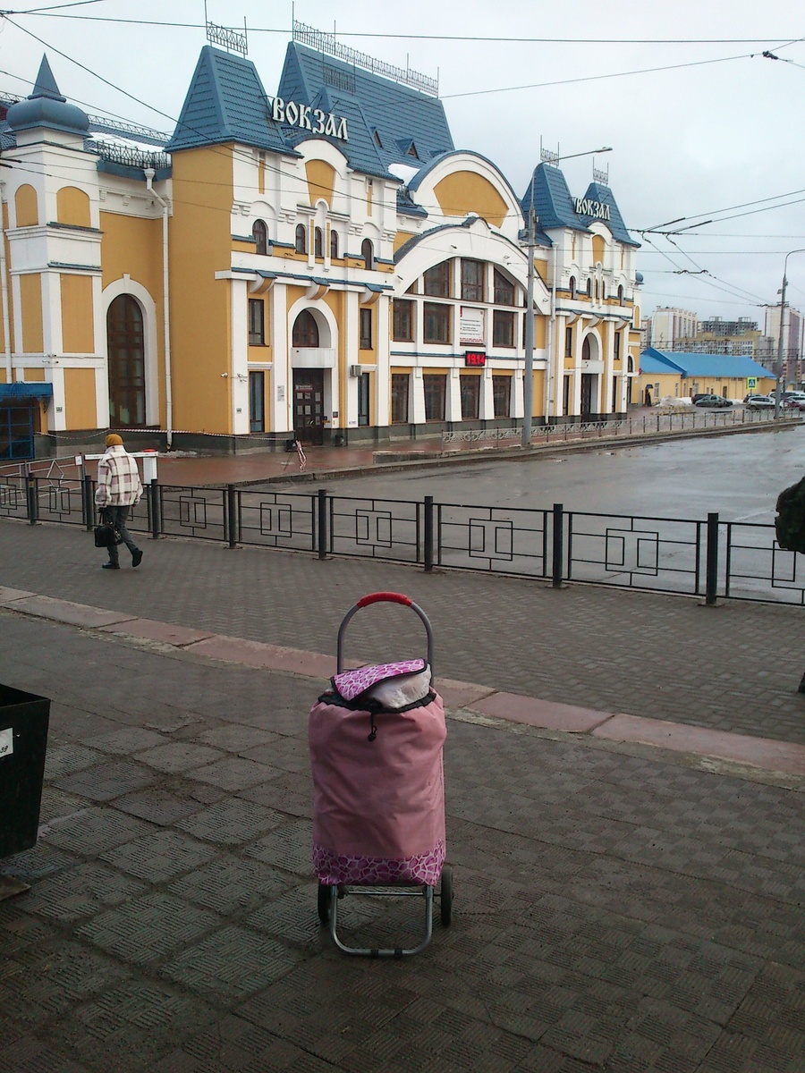 (Прошлогоднее фото на вокзале Томска.) Интересно, я вообще вернусь туда или нет!? Жизнь такая непредсказуемая штука....