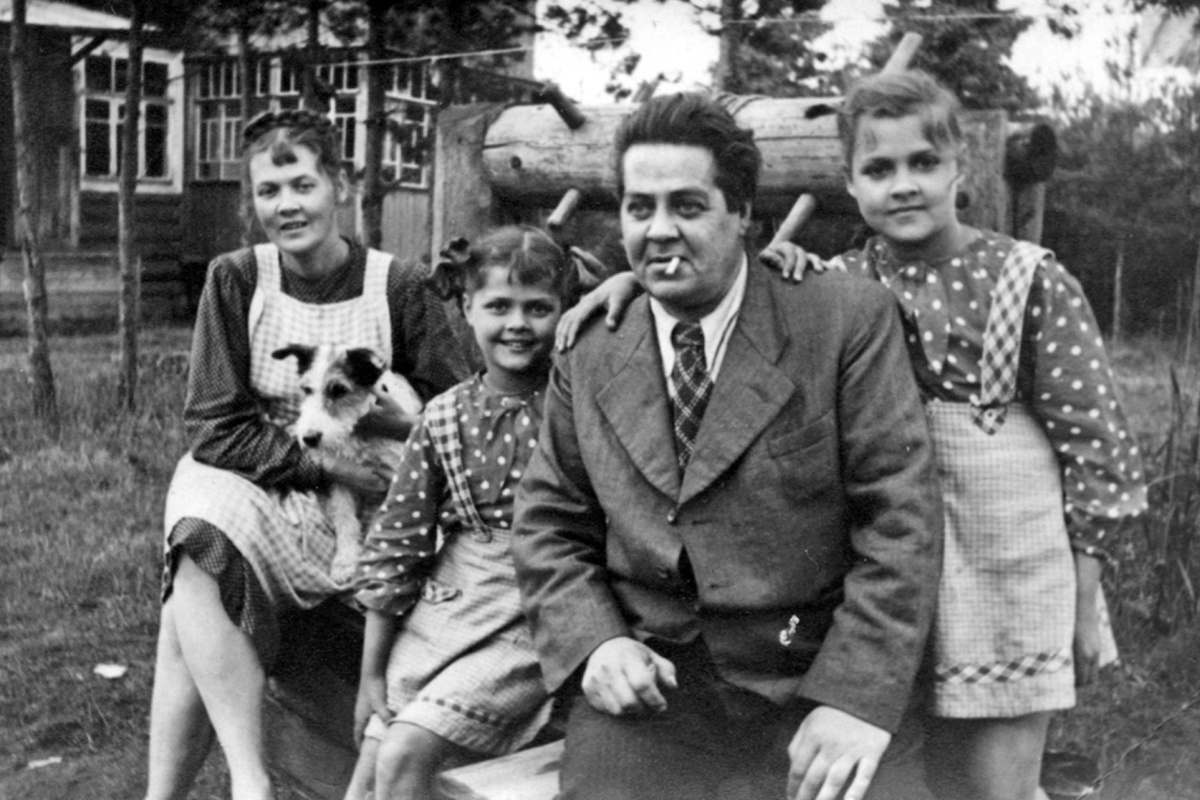    Семья Васнецовых в поселке Мельничий Ручей (слева направо): Галина Михайловна, Наташа, Юрий Алексеевич и Лиза. 1949 год./из семейного архива