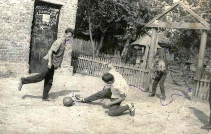 Фото из далёкого советского прошлого, когда почти в каждом дворе устраивались свои футбольные матчи, в которых порой участвовали представители самых разных поколений...