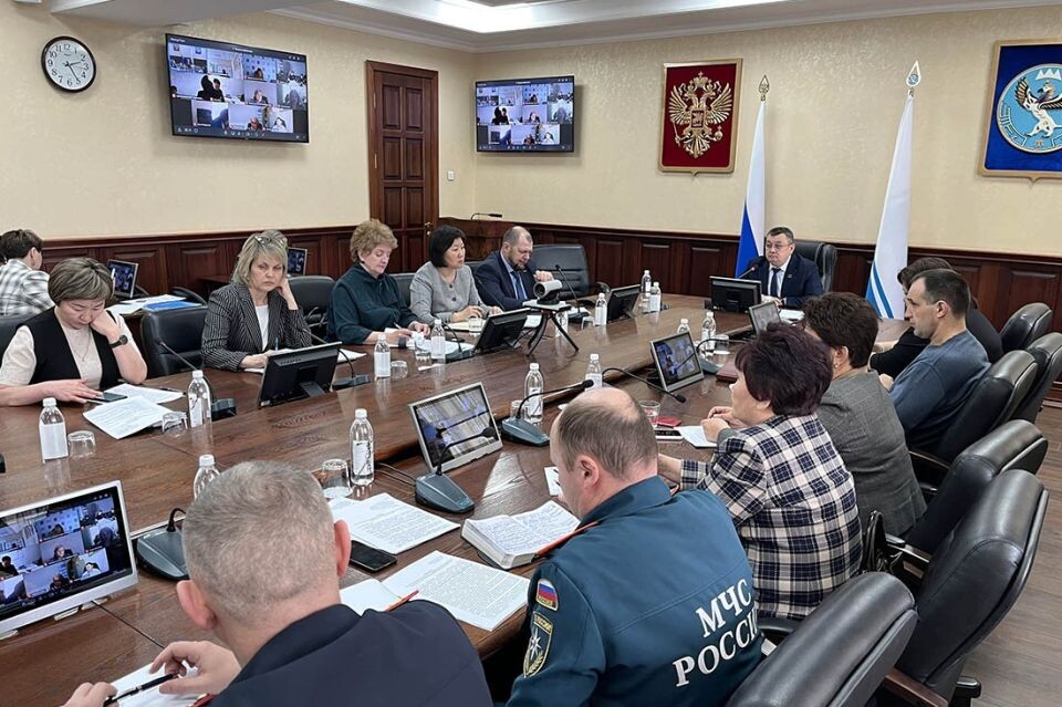    Заседание межведомственной комиссии по вопросам организации отдыха и оздоровления детей в Республике Алтай. Источник: altai-republic.ru