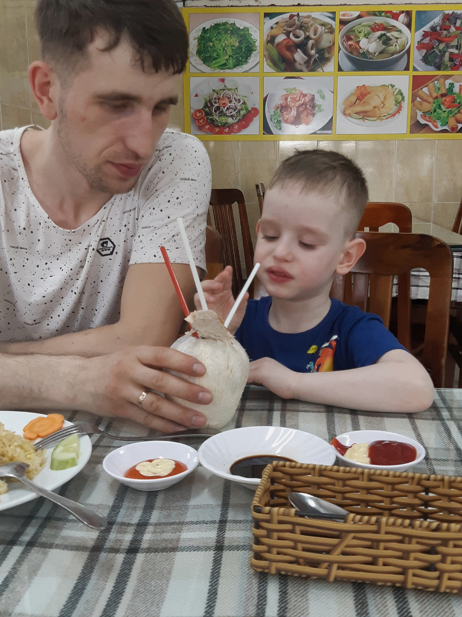 Первый кокос в жизни 🥥🌴