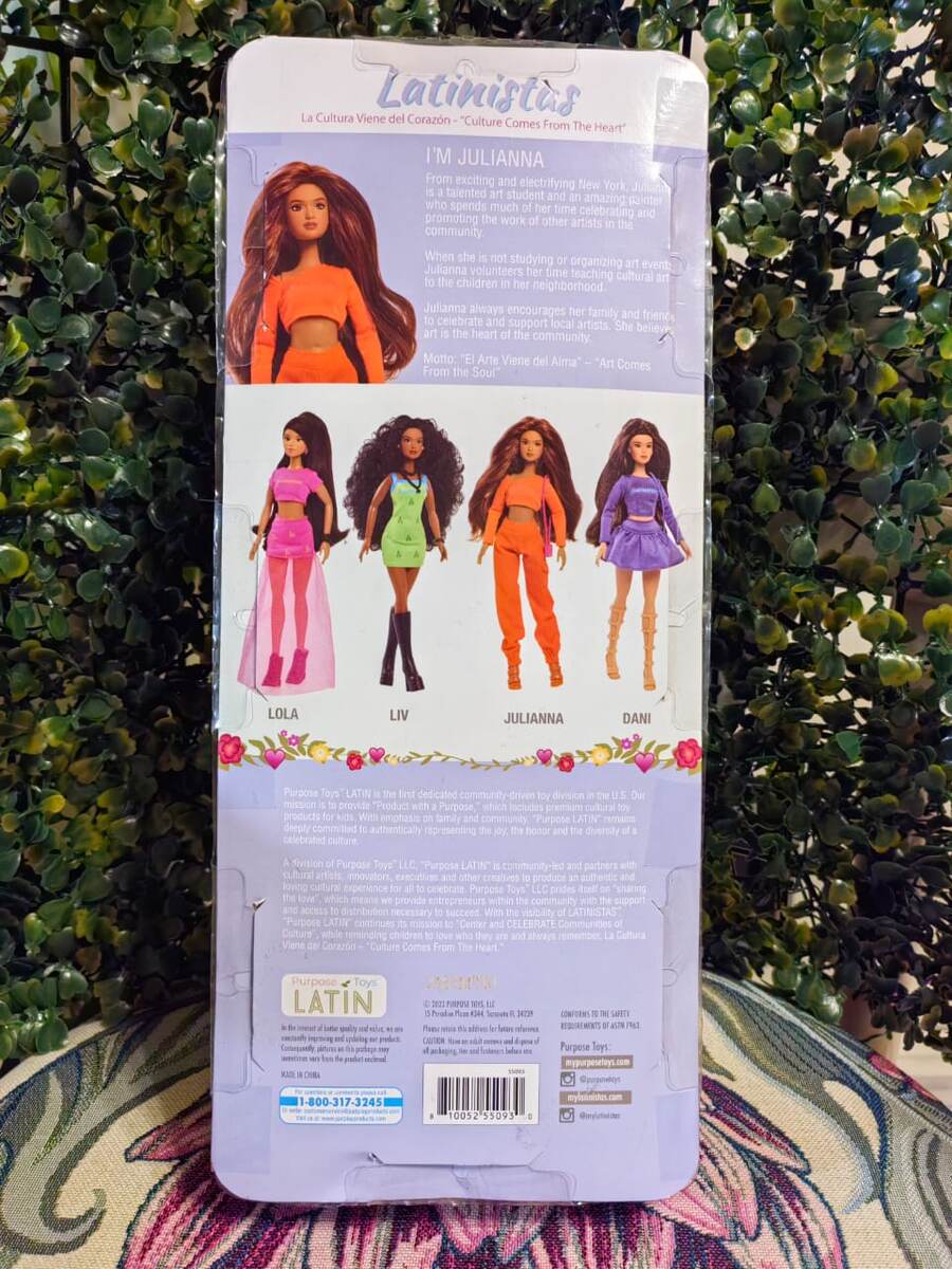 Задняя сторона коробки с куклой Latinistas Julianna