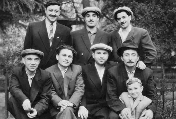 Аслан Усоян стоит в середине