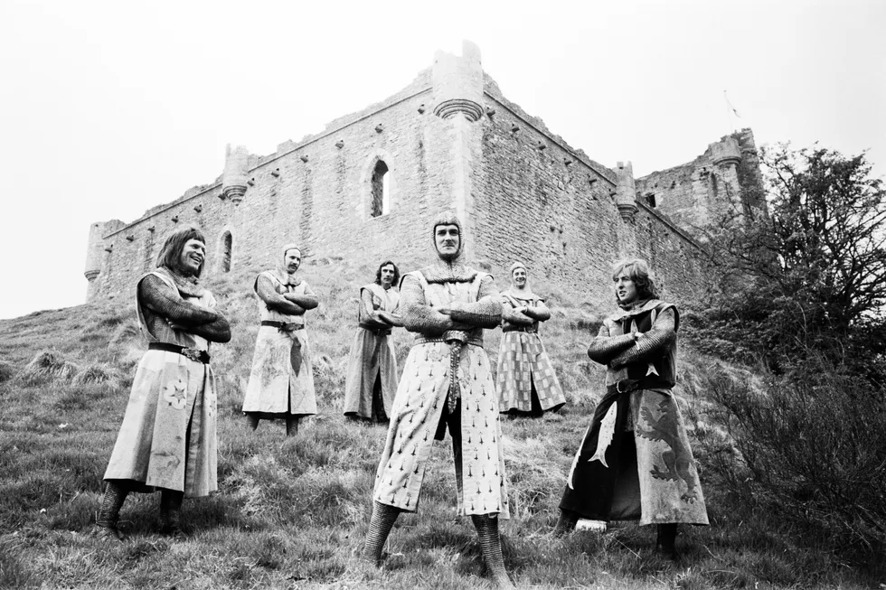 Съемки британской комедии «Монти Пайтон и Священный Грааль» в старом замке Дунн в Шотландии. 10 мая 1974 года
