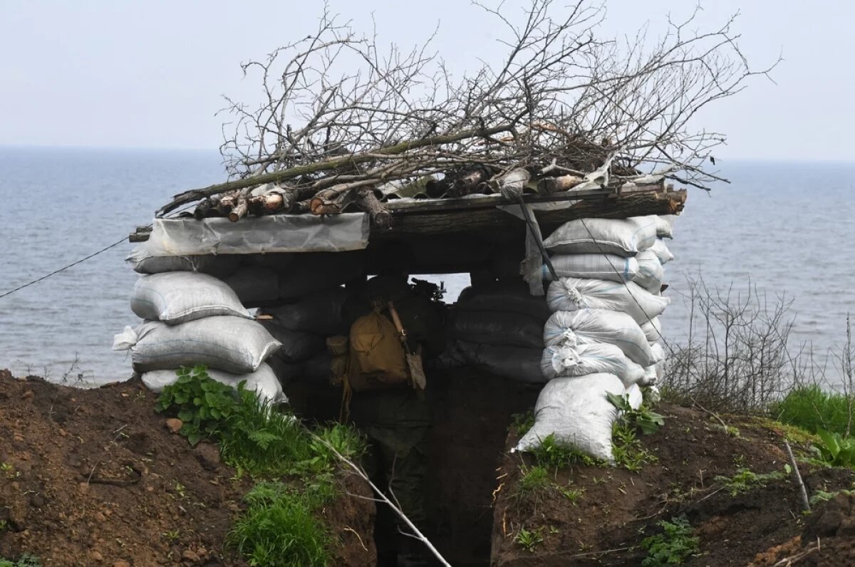    Российский военнослужащий на первой линии обороны на берегу Днепра в зоне проведения СВО.