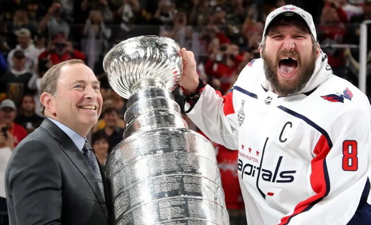 Когда Александр Овечкин побьет рекорд Уэйна Гретцки, его ждет церемония, сопоставимая с чествованием победителей Кубка Стэнли. Фото: НХЛ