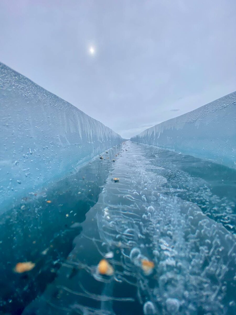 т перепадов температур и землетрясений байкальский лёд рвёт.
