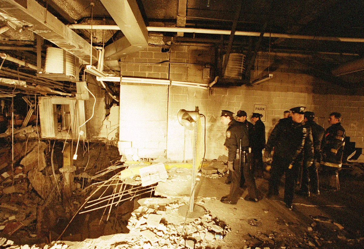 Взрыв во Всемирном торговом центре в 1993 году Полицейские и пожарные осматривают повреждения после взрыва заминированного грузовика на парковке под комплексом Всемирного торгового центра в Нью-Йорке, февраль 1993 года. 