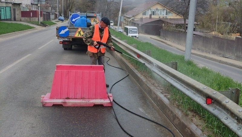    Коммунальщики проводят масштабную весеннюю уборку в Ставрополе Фото: администрация Ставрополя