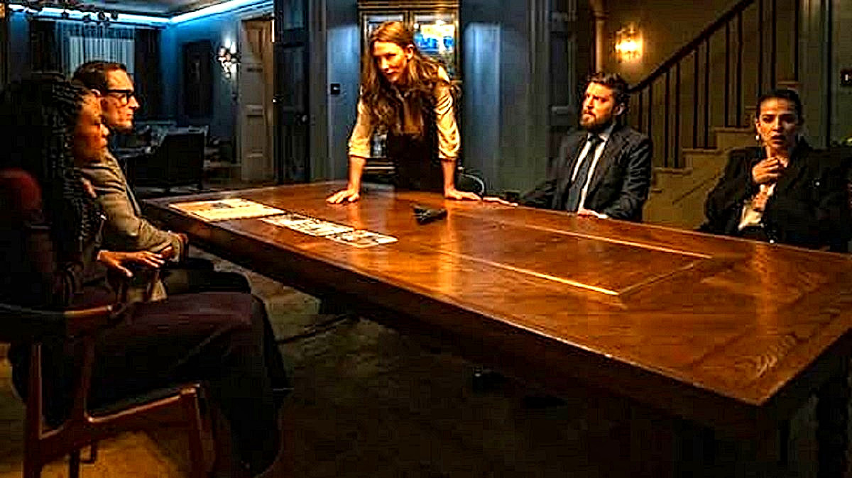 - А на повестке дня у нас один вопрос: какой дол... должно быть, растяпа поцарапал своим пистолетом мой антикварный стол из красного дерева? 