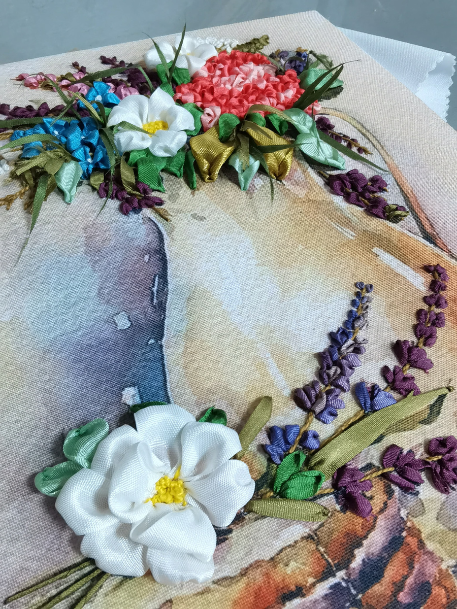 Вышивка лентами на оформлении в раму в багетной мастерской Галерея РА