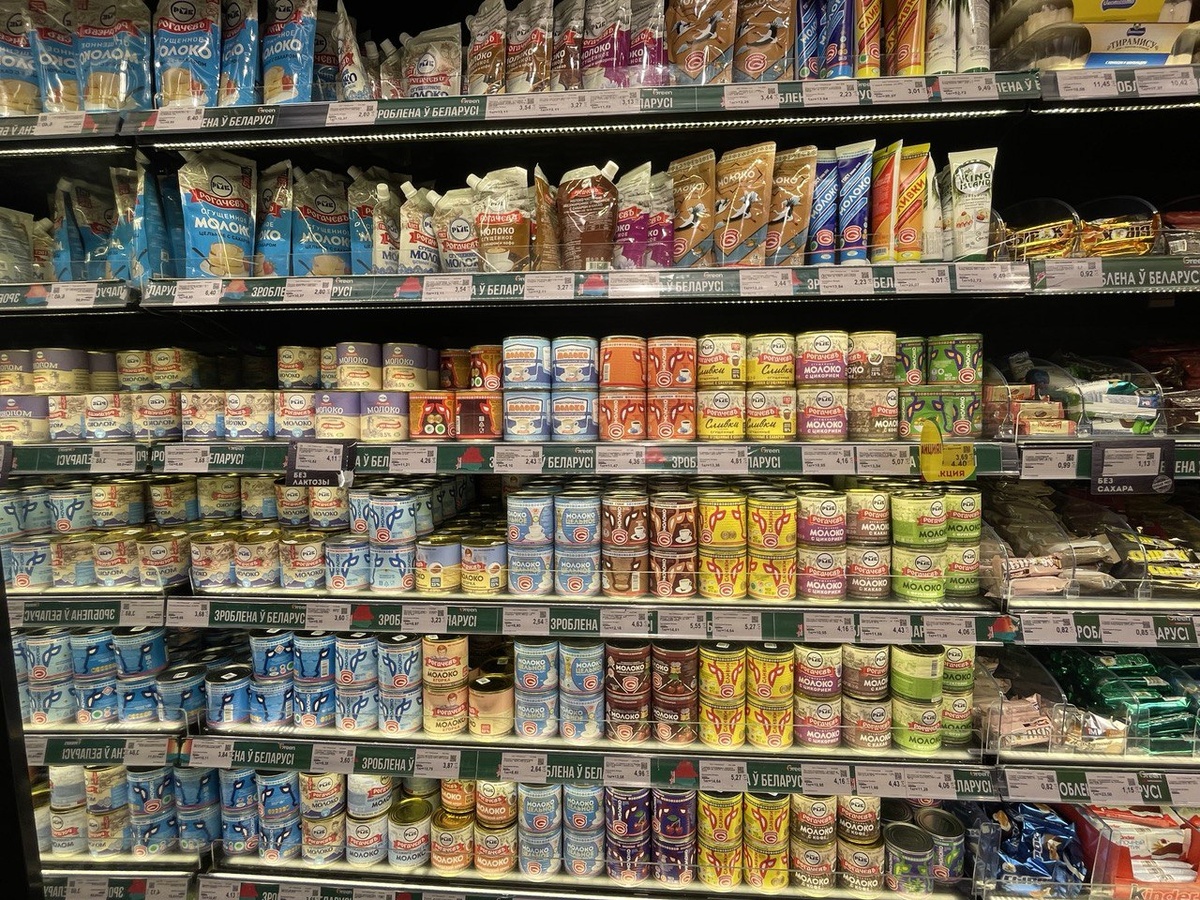 Стеллаж со сгущенкой в магазине