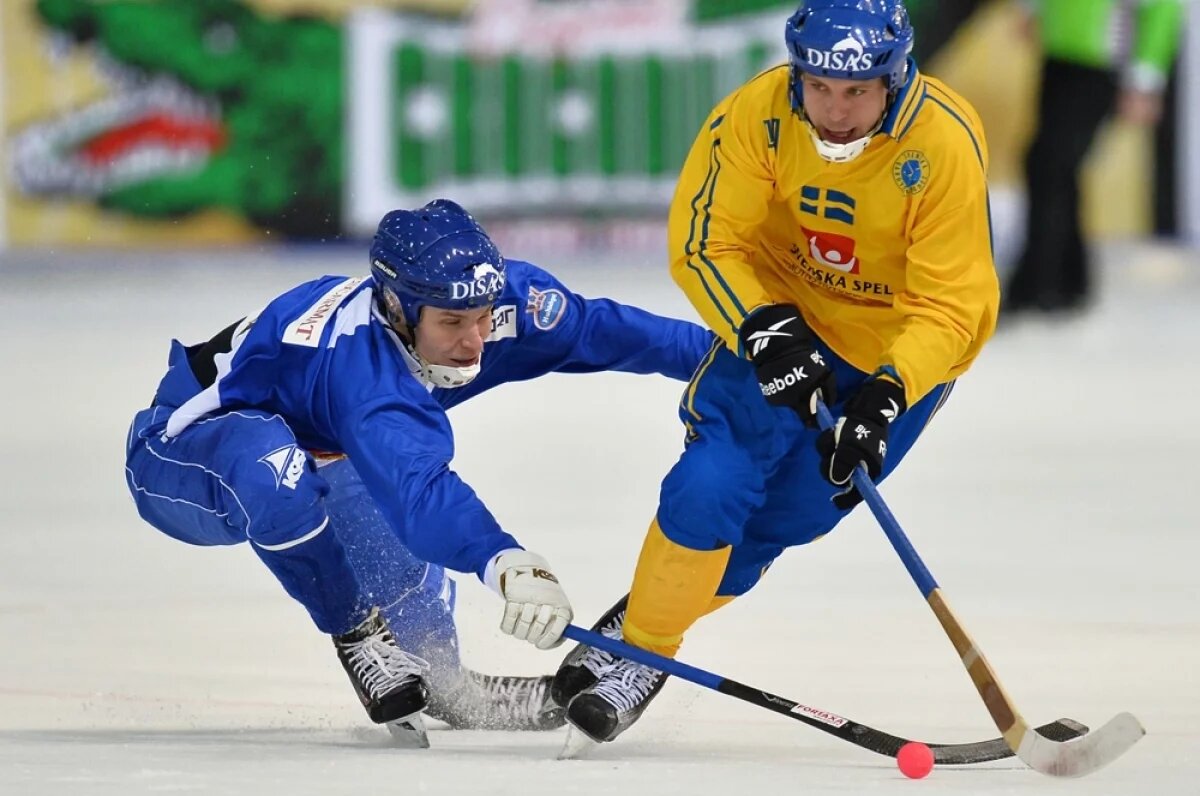    Игрок сборной Финляндии и игрок сборной Швеции в матче по хоккею с мячом.