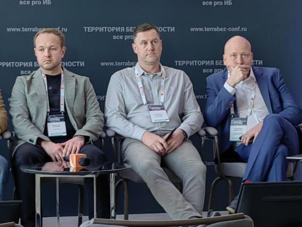 На фо­то (сле­ва нап­ра­во): ди­рек­тор по ин­фор­ма­цион­ной бе­зопас­нос­ти ООО "Хофф Тех" (HoffTech) Ан­дрей Шле­гель, ру­ково­дитель цен­тра ин­тег­ра­ции "МТС РЕД" Алек­сандр Ко­лес­ни­ков, ди­рек­тор де­пар­та­мен­та ин­фор­ма­цион­ной бе­зопас­нос­ти ПАО "Мос­ков­ский кре­дит­ный банк" (МКБ) Вя­чес­лав Ка­симов