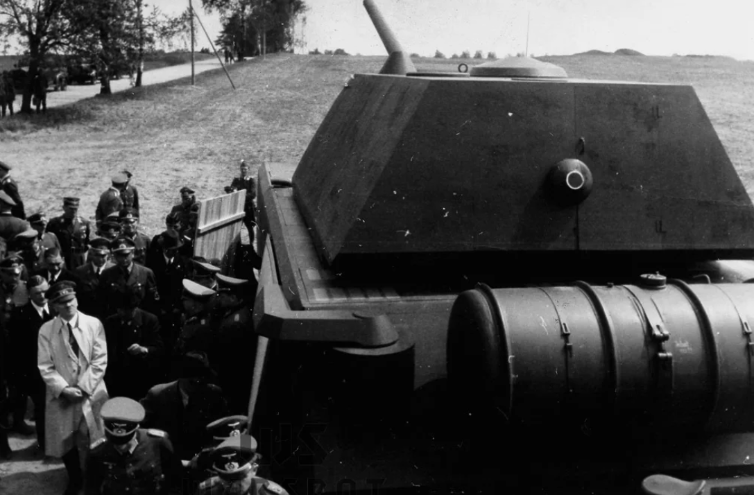 Руководство Рейха осматривает один из первых прототипов сверхтяжелого танка "Маус". Как ни странно, но до самого конца войны у танка в нацистской верхушке было много поклонников. Фото Бундесархив