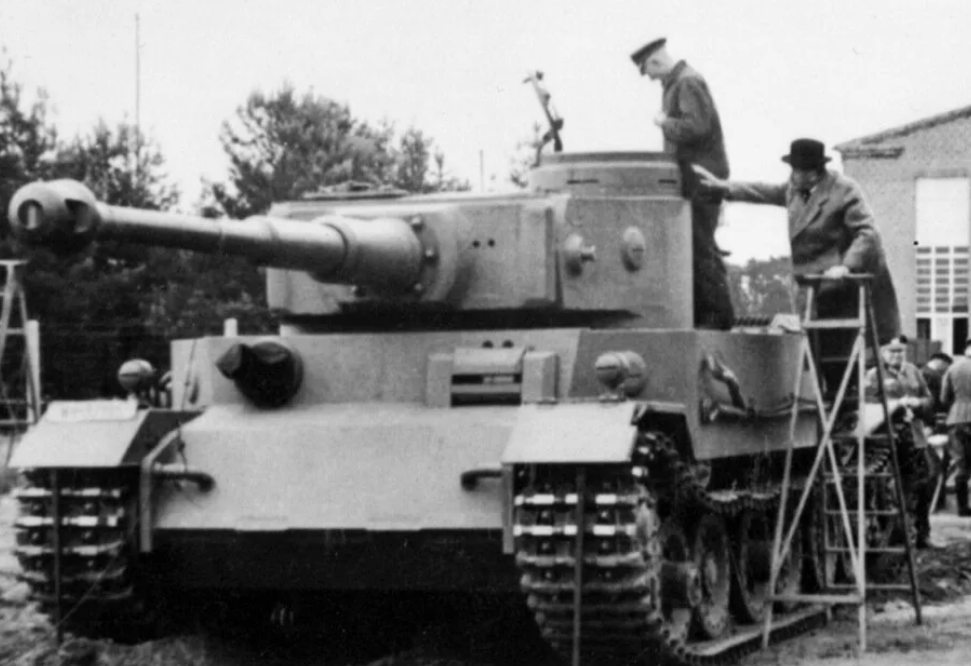 Фердинанд Порше у своего неудавшегося "Тигр-П". В первом же своем танке Порше применил гибридную схему с основным карбюраторным  и дополнительным электрическим двигателями и трансмиссией. Потом она была применена и в танке "Маус". Фото Бундесархив