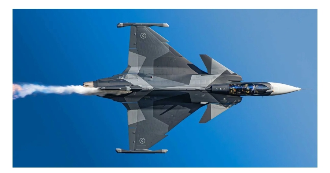 Треугольное крыло и схема «утка» самолета Saab Gripen в сочетании с электродистанционным управлением и встроенным искусственным интеллектом для взаимодействия человека и машины способствуют его маневренности. (Источник изображения: Raimo Roonet Aviation Photography через Facebook/Flygvapnet)