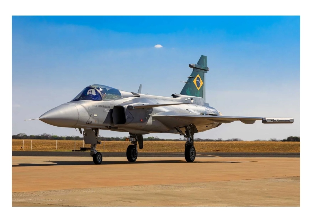 Разработанный для коротких взлетно-посадочных полос и простоты обслуживания, шведский JAS 39 Gripen — это одномоторный многоцелевой истребитель, разработанный Saab в конце 1980-х годов для замены Saab 35 Draken и Saab 37 Viggen в ВВС Швеции.