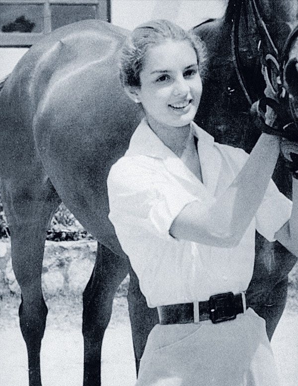 При рождении будущий дизайнер получила имя Мария Каролина Жозефина Паканинс и Ниньо