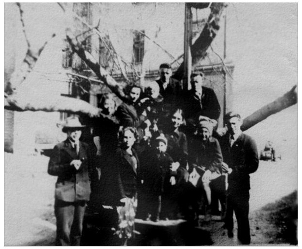 Студенты КПИ возле общежития на ул. Галактионовской, д. 118. 1941 г. Архив музея истории СГЭУ