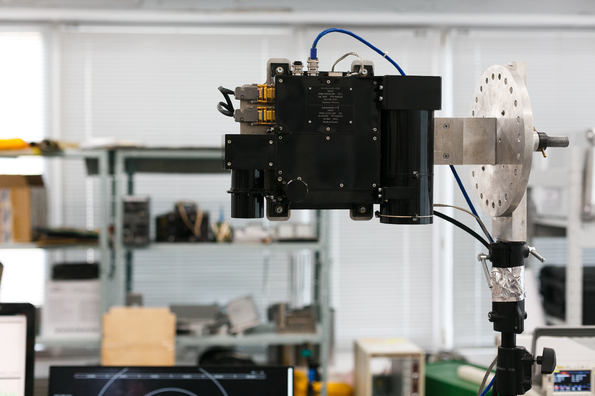 Меркурианский гамма- и нейтронный спектрометр измеряет потоки нейтронов в широком энергетическом диапазоне и гамма-квантов во время межпланетного перелета и на орбите вокруг Меркурия. 
Прибор уже успел получить ценные данные во время перелета, в том числе стал важным звеном в определении направления гамма-всплесков, которые идут из далекого космоса. Запуск миссии состоялся 20 октября 2018 года, а выход на орбиту Меркурия ожидается в ноябре 2026 года. Источник: Пресс-служба РНФ
