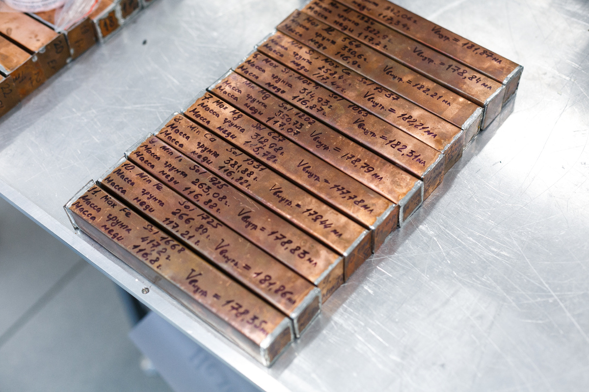 Для эксперимента «Космический гамма-спектрометр с меченными заряженными частицами» ученые разработали специальные медные контейнеры, в которых разместили аналоги марсианских грунтов. Это позволило исследователям отточить методику точного определения химического состава грунта Красной планеты. Результаты эксперимента существенно повышают шансы на успешный анализ реальных образцов марсианской поверхности, помогая ученым раскрыть тайны геологии и истории Марса. Источник: Пресс-служба РНФ