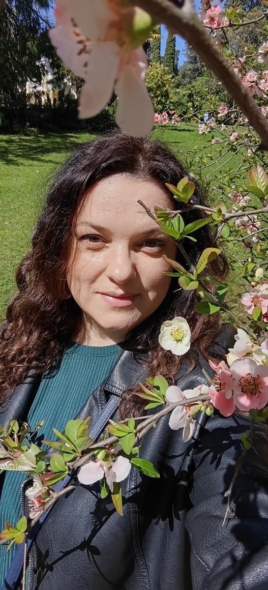 Это я пыталась сфоткаться в красивых цветочках вишни 😊