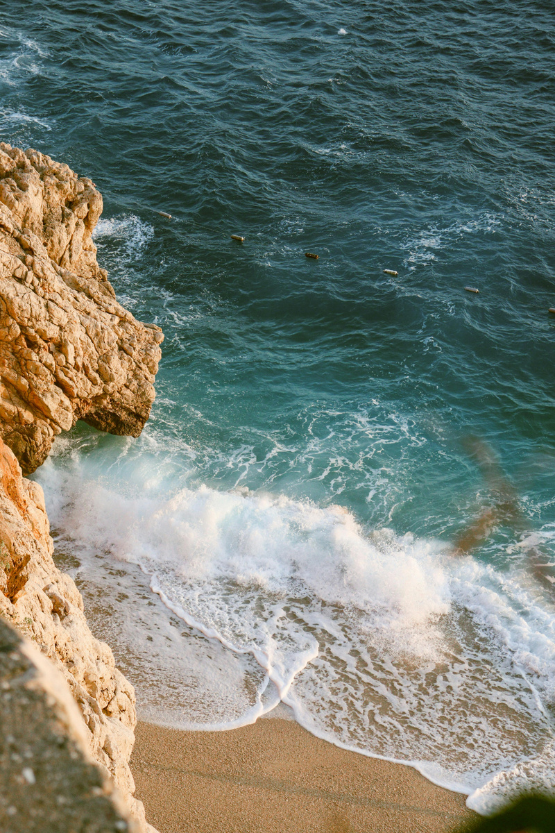 Бились о камни, набегая на берег бесконечные бирюзовые волны. Приносили из глубины своих вод надежду. И откатывались, забирая отчаянием, одиночество и боль.