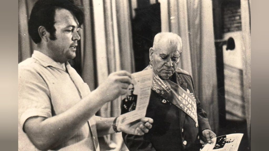    Зампредседателя Тимашевского горисполкома Николай Половченко объявляет Ивану Хижняку о присвоении ему звания почетного гражданина города Тимашевска (июль 1970 г.). ФОТО ИЗ ФОНДОВ ТИМАШЕВСКОГО МУЗЕЯ СЕМЬИ СТЕПАНОВЫХ. Лариса Криволуцкая