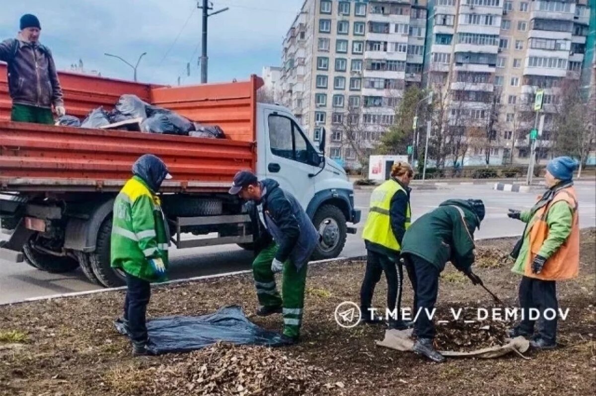    Коммунальщики приводят в порядок города и населённые пункты нашего региона после зимы.