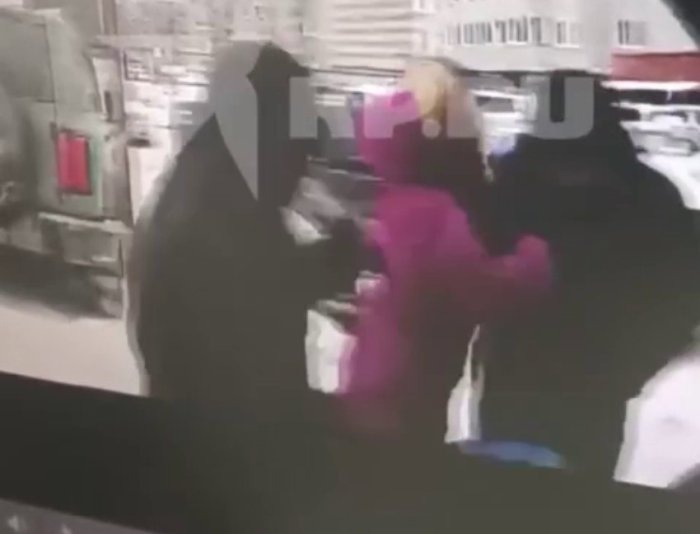 Двое неизвестных пытаются помешать матери забрать детей у отца-похитителя. Кадр из видео «КП-Новосибирск».