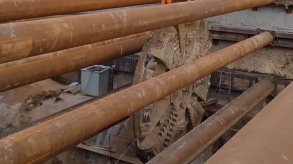 Ротор тоннелепроходческого щита подняли из котлована на площади Свободы в Нижнем Новгороде.📷Фото: «Метро НН»