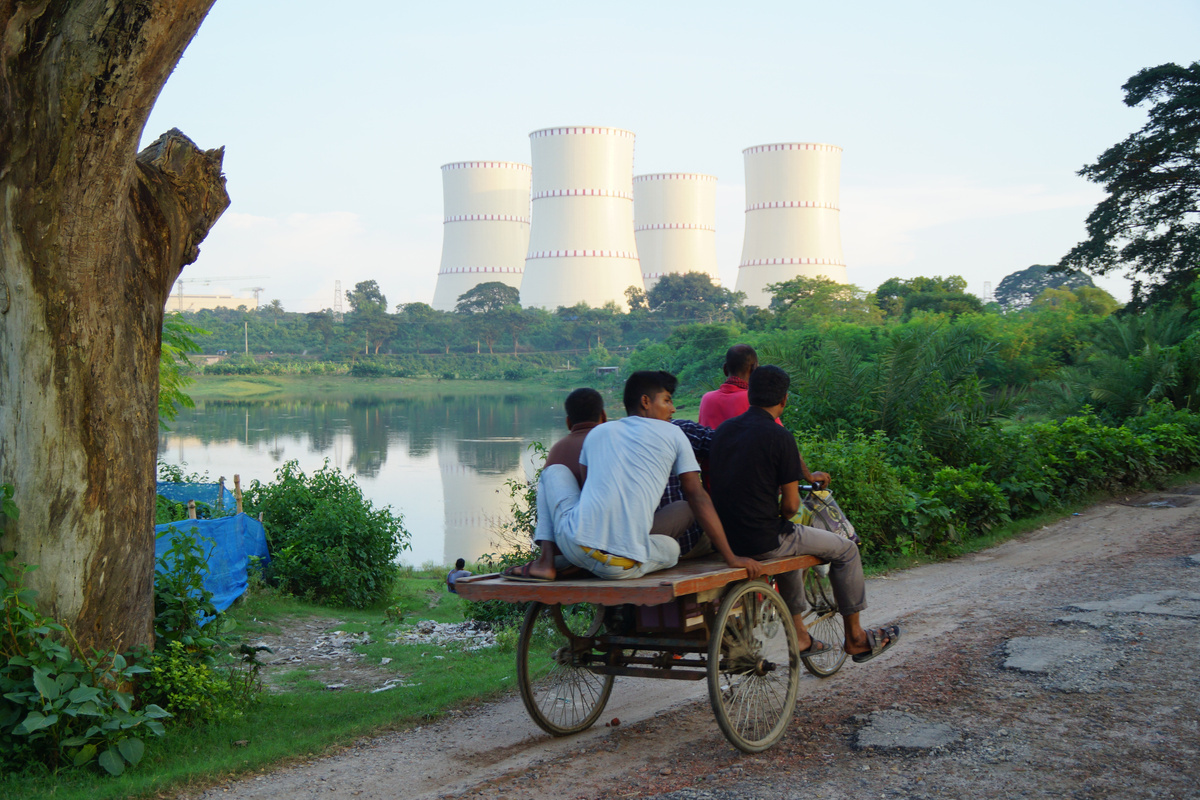 вид на градирни АЭС Руппур