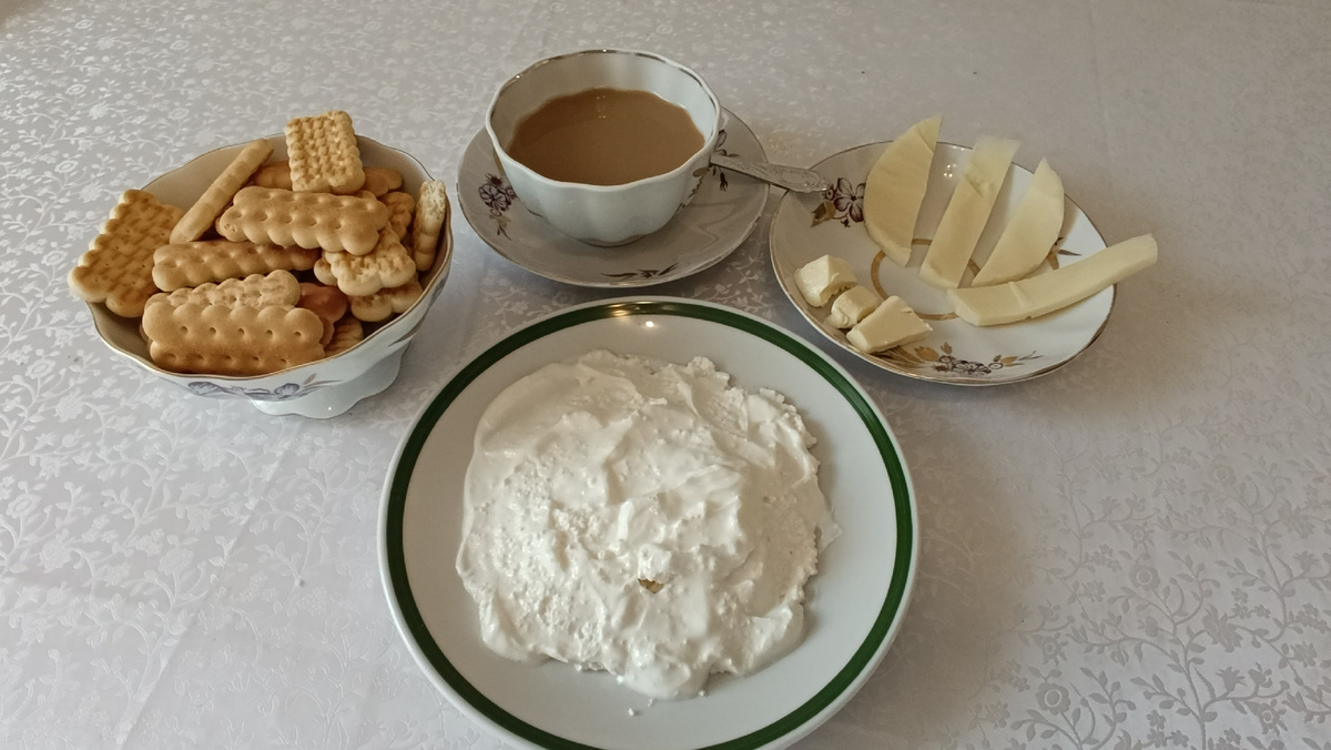 На завтрак творог с йогуртом,сыр, масло и кофе с молоком.Хлеб пропускаю сегодня..